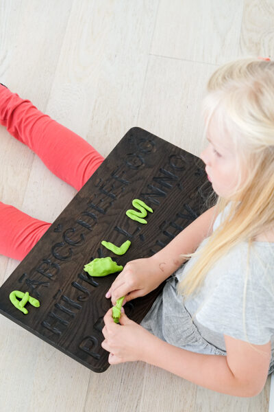 ABPUSĒJS aktivitāšu dēlītis MELNS